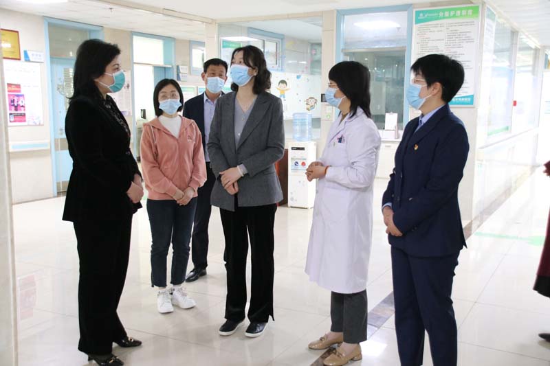 2023年3月31日，臨沂高新區(qū)黨工委委員魏克慧（右三）一行蒞臨兒童早期發(fā)展部看望慰問孤獨癥兒童家屬和醫(yī)護人員.jpg