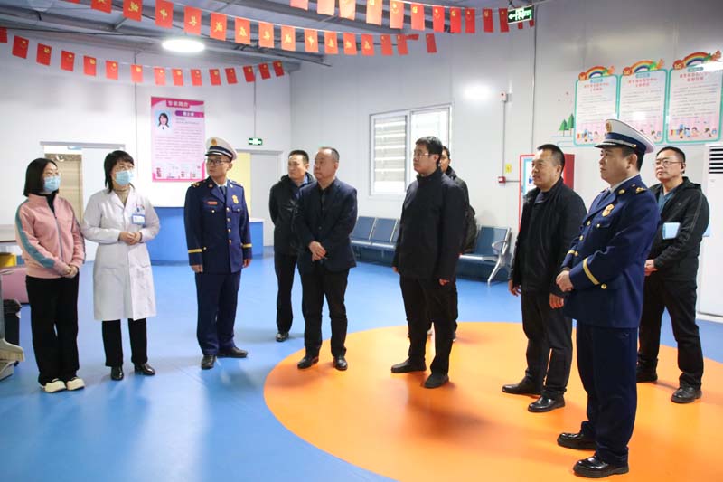 2024年1月31日下午，臨沂高新區(qū)黨工委委員、管委會副主任馬騰飛（右四），應(yīng)急局黨組書記、局長吳蘭廣（左四），消防大隊(duì)政治教導(dǎo)員高以磊（左三）一行蒞臨兒童早期發(fā)展部指導(dǎo)工作.jpg