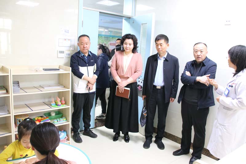 2024年4月23日，省紀委監(jiān)委派駐莒南縣洙邊鎮(zhèn)第一書記、省紀委監(jiān)委駐省工業(yè)和信息化廳紀檢監(jiān)察組副組長、一級調研員孫寬亮（右三），莒南縣洙邊鎮(zhèn)衛(wèi)生院院長羅永桂（右二）等一行蒞臨兒童早期發(fā)展部參觀指導工作.jpg