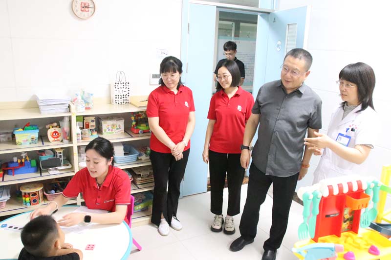 2024年6月14日，山東省衛(wèi)生經(jīng)濟(jì)協(xié)會會長，山東省醫(yī)學(xué)會副會長，山東省衛(wèi)生健康委員會二級巡視員、醫(yī)療管理服務(wù)中心原黨委書記、主任王愛杰（右二）蒞臨兒童早期發(fā)展部參觀指導(dǎo)工作.jpg