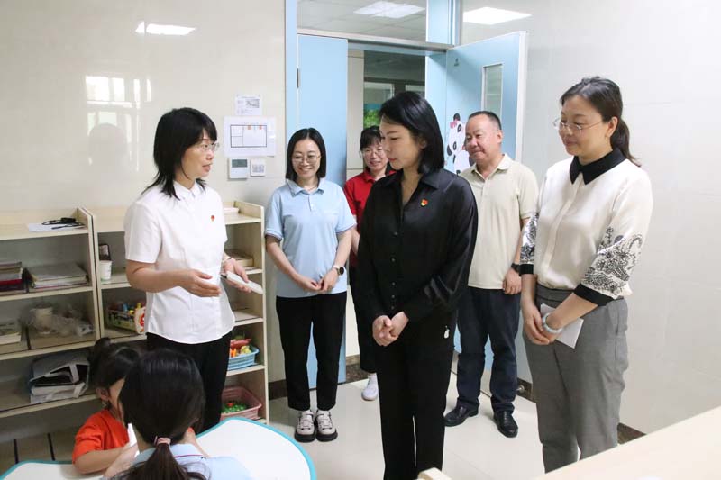 2024年6月26日，高新區(qū)黨工委副書記、管委會(huì)副主任劉春晨（前中）在院長丁育紅的陪同下蒞臨兒童早期發(fā)展部參觀指導(dǎo)工作.jpg
